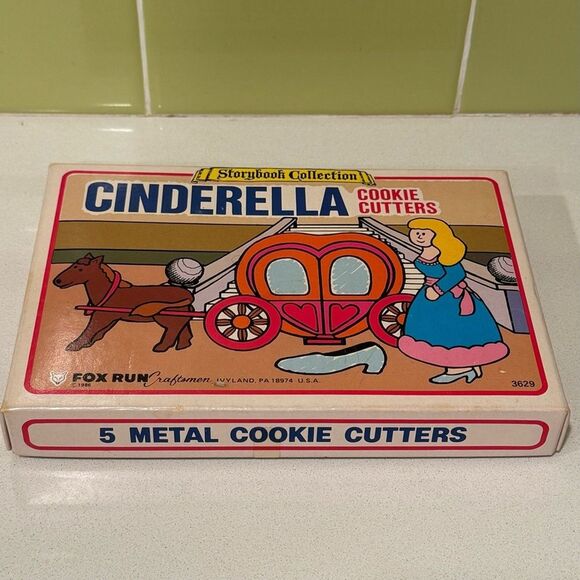 Vintage Cinderella Storybook Collection Cookie Cutters by Fox Run (1986) - Picture 4 of 4